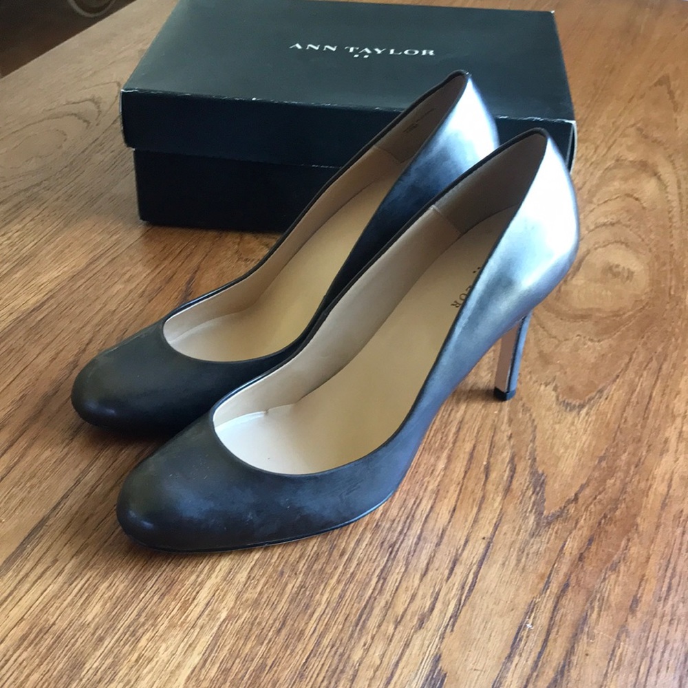 Ann Taylor signature pump in Sable -never worn!